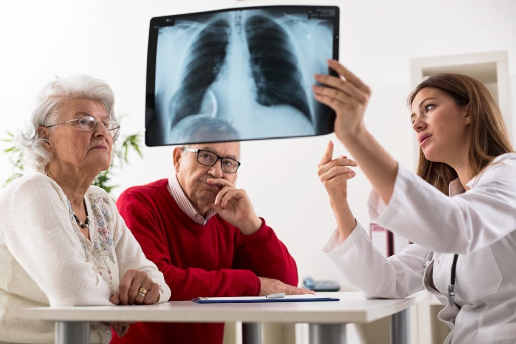 Doktor pokazuje rezultate starijim pacijentima